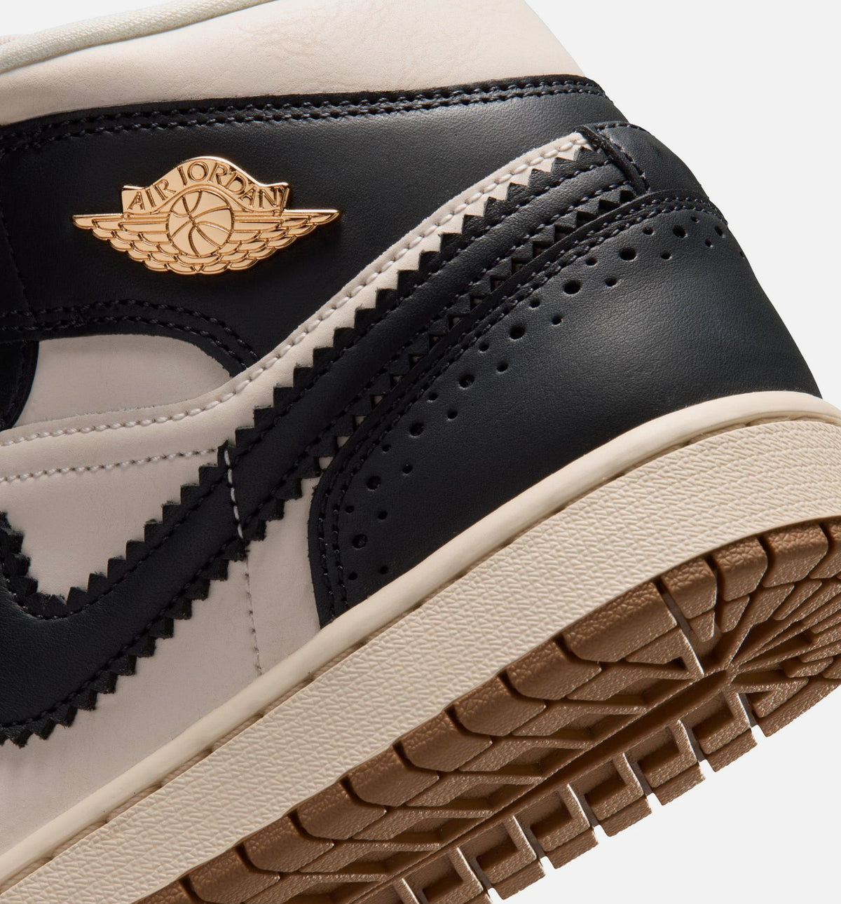 Air Jordan 1 Mid SE “Off-Noir Chalk Pearl White” 女士休闲鞋