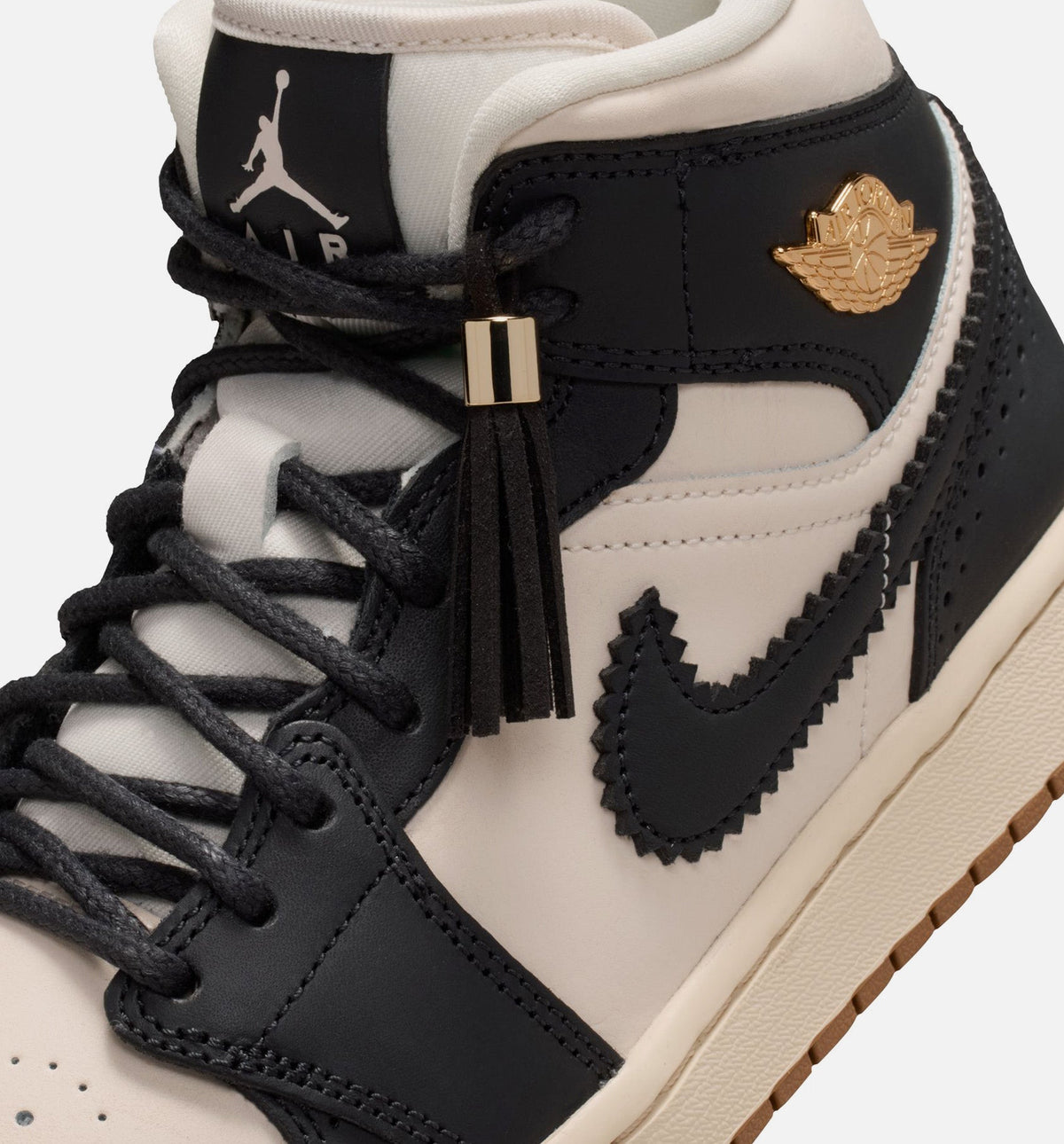 Air Jordan 1 Mid SE “Off-Noir Chalk Pearl White” 女士休闲鞋